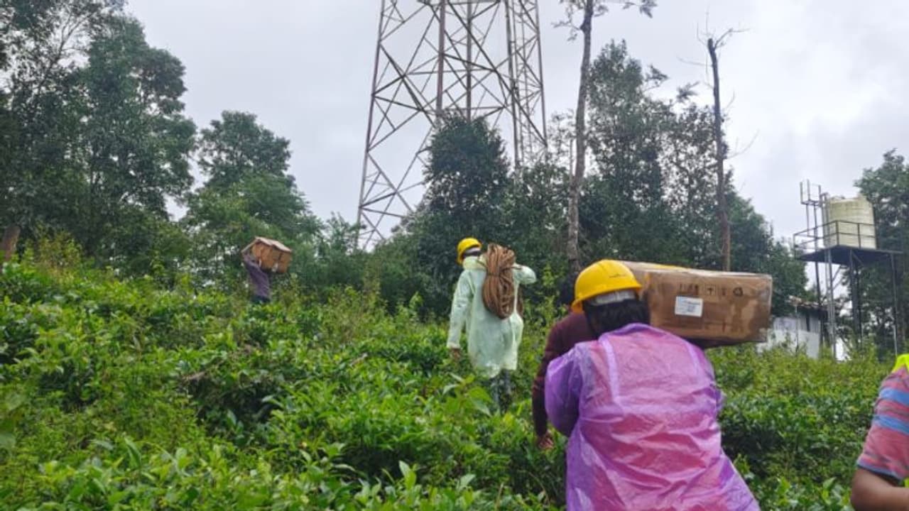 വയനാടിന് കരുതല്‍; ഉരുള്‍പൊട്ടല്‍ മേഖലയില്‍ പ്രത്യേക ടവര്‍ സ്ഥാപിച്ച് ജിയോ, നെറ്റ്‌വര്‍ക്ക് കപ്പാസിറ്റി കൂട്ടി