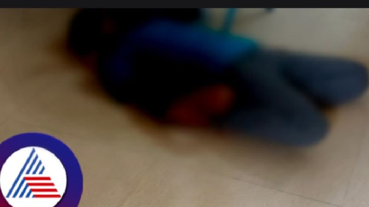 ಚಿತ್ರದುರ್ಗ: ಹಾಸನ ಮೂಲದ ಮೆಡಿಕಲ್ ವಿದ್ಯಾರ್ಥಿ ನೇಣುಬಿಗಿದು ಆತ್ಮಹತ್ಯೆ! ಚಿತ್ರದುರ್ಗ: ಹಾಸನ ಮೂಲದ ಮೆಡಿಕಲ್ ವಿದ್ಯಾರ್ಥಿ ನೇಣುಬಿಗಿದು ಆತ್ಮಹತ್ಯೆ!