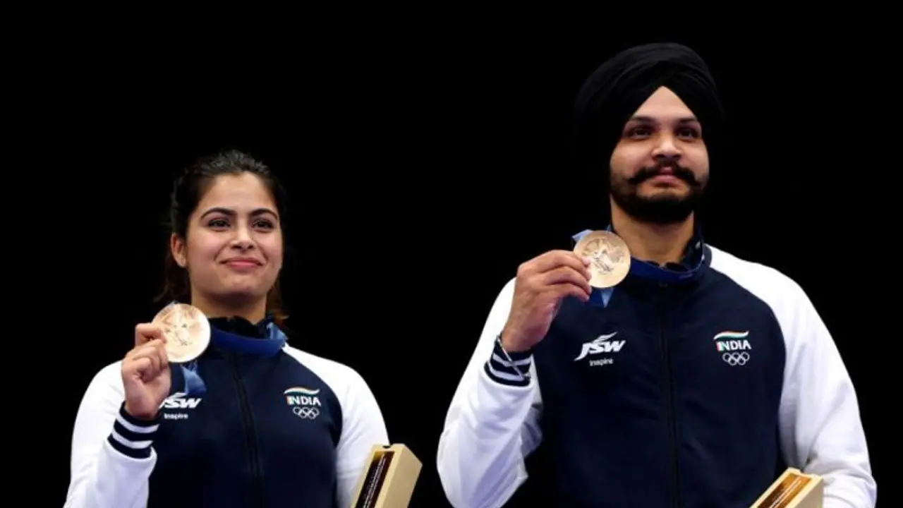 Manu Bhaker becomes 1st Indian to win 2 medals in single Olympics, bags BRONZE with Sarabjot in Paris Manu Bhaker becomes 1st Indian to win 2 medals in single Olympics, bags BRONZE with Sarabjot in Paris