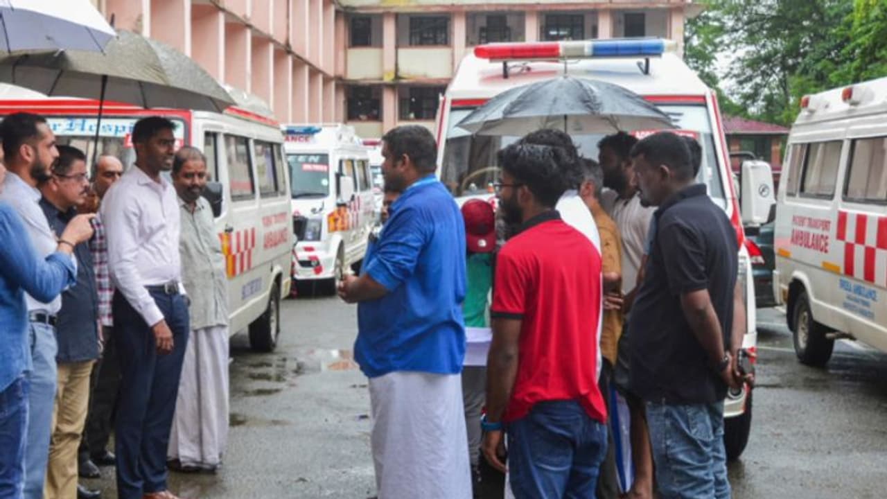 വയനാട്ടിലേക്കൊരു കൈത്താങ്ങ്, തൃശ്ശൂരിലെ 10 ആംബുലന്സുകള് ചൂരൽമലയിലെ ദുരന്തഭൂമിയിലേക്ക് വയനാട്ടിലേക്കൊരു കൈത്താങ്ങ്, തൃശ്ശൂരിലെ 10 ആംബുലന്സുകള് ചൂരൽമലയിലെ ദുരന്തഭൂമിയിലേക്ക്