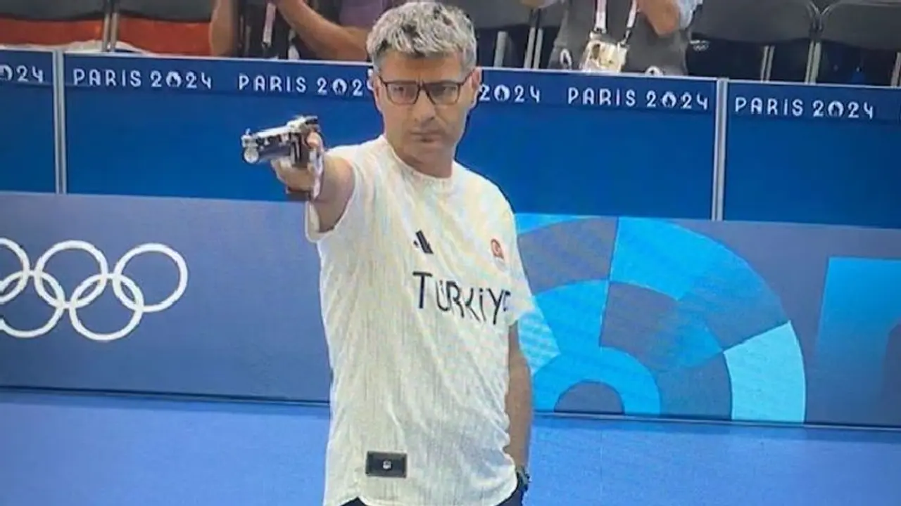 ನಾರ್ಮಲ್ ಗ್ಲಾಸ್, ಟಿ ಶರ್ಟ್ ತೊಟ್ಟು ಒಲಿಂಪಿಕ್ಸ್ನಲ್ಲಿ ಬೆಳ್ಳಿ ಪದಕ ಗೆದ್ದ 51 ವರ್ಷದ ಟರ್ಕಿ ಶೂಟರ್..! ವಿಡಿಯೋ ವೈರಲ್ ನಾರ್ಮಲ್ ಗ್ಲಾಸ್, ಟಿ ಶರ್ಟ್ ತೊಟ್ಟು ಒಲಿಂಪಿಕ್ಸ್ನಲ್ಲಿ ಬೆಳ್ಳಿ ಪದಕ ಗೆದ್ದ 51 ವರ್ಷದ ಟರ್ಕಿ ಶೂಟರ್..! ವಿಡಿಯೋ ವೈರಲ್