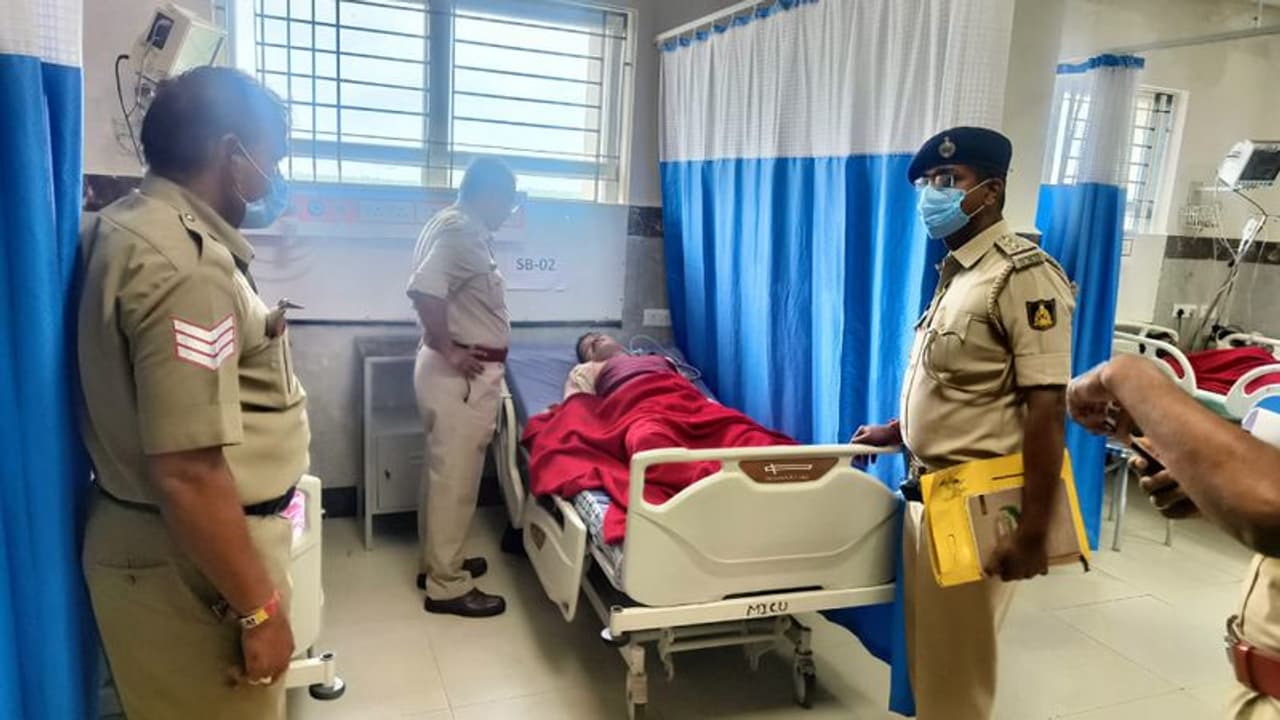 Gadag: ಪೊಲೀಸರ ಮೇಲೆ ಕಲ್ಲೆಸೆದು ಎಸ್ಕೇಪ್ ಆಗಲು ಯತ್ನಿಸಿದ್ದ 'ನಕಲಿ ಪೊಲೀಸ್' ಮೇಲೆ ಫೈರಿಂಗ್! Gadag: ಪೊಲೀಸರ ಮೇಲೆ ಕಲ್ಲೆಸೆದು ಎಸ್ಕೇಪ್ ಆಗಲು ಯತ್ನಿಸಿದ್ದ 'ನಕಲಿ ಪೊಲೀಸ್' ಮೇಲೆ ಫೈರಿಂಗ್!