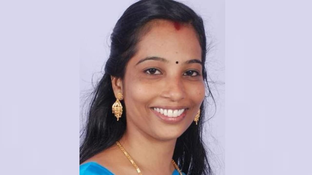 അമ്പലപ്പുഴയിൽ യുവതിയെ വീടിനുള്ളിൽ തൂങ്ങിമരിച്ച നിലയിൽ കണ്ടെത്തി അമ്പലപ്പുഴയിൽ യുവതിയെ വീടിനുള്ളിൽ തൂങ്ങിമരിച്ച നിലയിൽ കണ്ടെത്തി