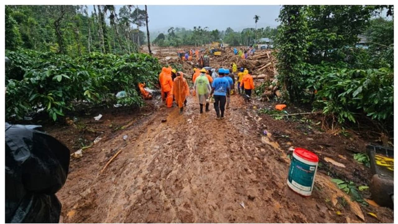 ആഭരണങ്ങളും വിലപിടിപ്പുള്ളവയും കൺട്രോൾ റൂമിൽ ഏൽപ്പിക്കാൻ നിര്ദേശം; സന്നദ്ധ സേവകര് രജിസ്റ്റര് ചെയ്യണം ആഭരണങ്ങളും വിലപിടിപ്പുള്ളവയും കൺട്രോൾ റൂമിൽ ഏൽപ്പിക്കാൻ നിര്ദേശം; സന്നദ്ധ സേവകര് രജിസ്റ്റര് ചെയ്യണം