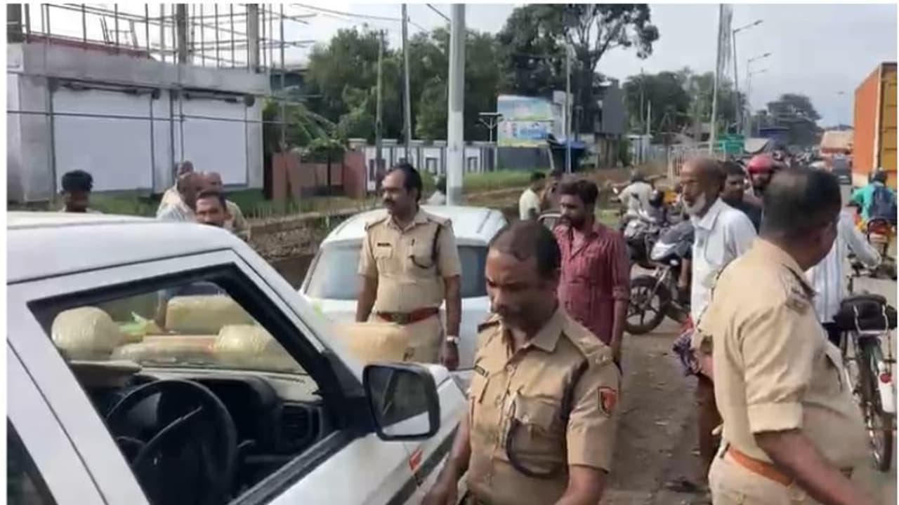 ആന്ധ്രയിൽ നിന്ന് ഓച്ചിറയിലേക്ക് കാറിൽ കൊണ്ടുപോകവേ തുമ്പോളിയിൽ വെച്ച് പരിശോധന, 18 കിലോഗ്രാം കഞ്ചാവ് പിടികൂടി ആന്ധ്രയിൽ നിന്ന് ഓച്ചിറയിലേക്ക് കാറിൽ കൊണ്ടുപോകവേ തുമ്പോളിയിൽ വെച്ച് പരിശോധന, 18 കിലോഗ്രാം കഞ്ചാവ് പിടികൂടി