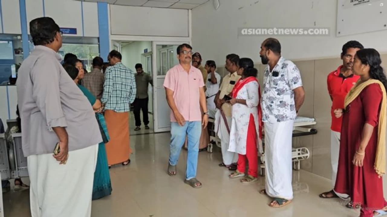 വലപ്പാട് ഹോട്ടലിൽ പാചകത്തിനിടെ പ്രഷർ കുക്കർ പൊട്ടിത്തെറിച്ചു; ഹോട്ടൽ നടത്തിപ്പുകാരായ 2 സ്ത്രീകൾക്ക് പരിക്ക് വലപ്പാട് ഹോട്ടലിൽ പാചകത്തിനിടെ പ്രഷർ കുക്കർ പൊട്ടിത്തെറിച്ചു; ഹോട്ടൽ നടത്തിപ്പുകാരായ 2 സ്ത്രീകൾക്ക് പരിക്ക്