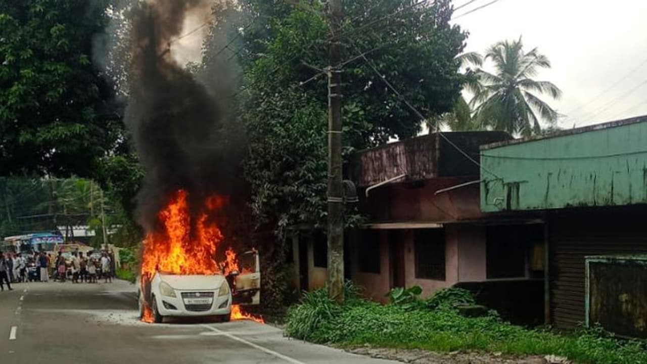 ബന്ധുവിന്റെ വിവാഹത്തിന് പോകുന്നതിനിടെ ഓടുന്ന കാറിൽ നിന്ന് പുക, ആറംഗ കുടുംബത്തിന് അത്ഭുത രക്ഷപ്പെടൽ ബന്ധുവിന്റെ വിവാഹത്തിന് പോകുന്നതിനിടെ ഓടുന്ന കാറിൽ നിന്ന് പുക, ആറംഗ കുടുംബത്തിന് അത്ഭുത രക്ഷപ്പെടൽ