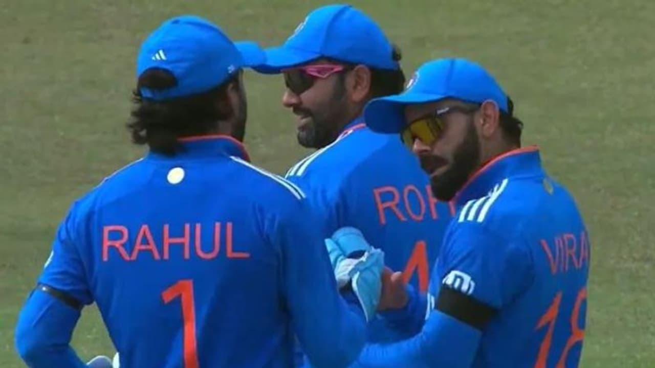 ശ്രീലങ്കക്കെതിരായ ആദ്യ ഏകദിനത്തിൽ ഇന്ത്യൻ താരങ്ങള് ഇറങ്ങിയത് കറുത്ത ആം ബാന്ഡ് ധരിച്ച്, കാരണമറിയാം ശ്രീലങ്കക്കെതിരായ ആദ്യ ഏകദിനത്തിൽ ഇന്ത്യൻ താരങ്ങള് ഇറങ്ങിയത് കറുത്ത ആം ബാന്ഡ് ധരിച്ച്, കാരണമറിയാം