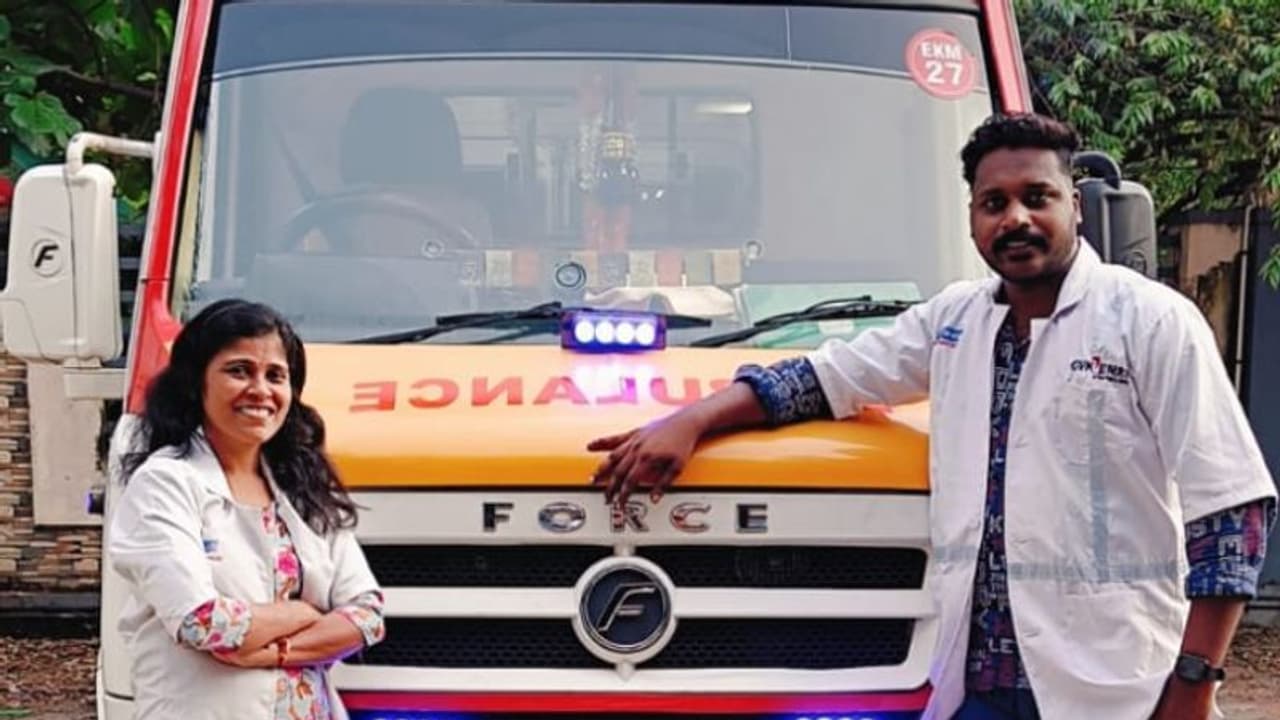 വേദന വന്ന് ആശുപത്രിയിലേക്ക് മാറ്റും മുമ്പ് യുവതി പ്രസവിച്ചു, അമ്മയ്ക്കും കുഞ്ഞിനും രക്ഷകരായി കനിവ് ആംബുലൻസ് വേദന വന്ന് ആശുപത്രിയിലേക്ക് മാറ്റും മുമ്പ് യുവതി പ്രസവിച്ചു, അമ്മയ്ക്കും കുഞ്ഞിനും രക്ഷകരായി കനിവ് ആംബുലൻസ്