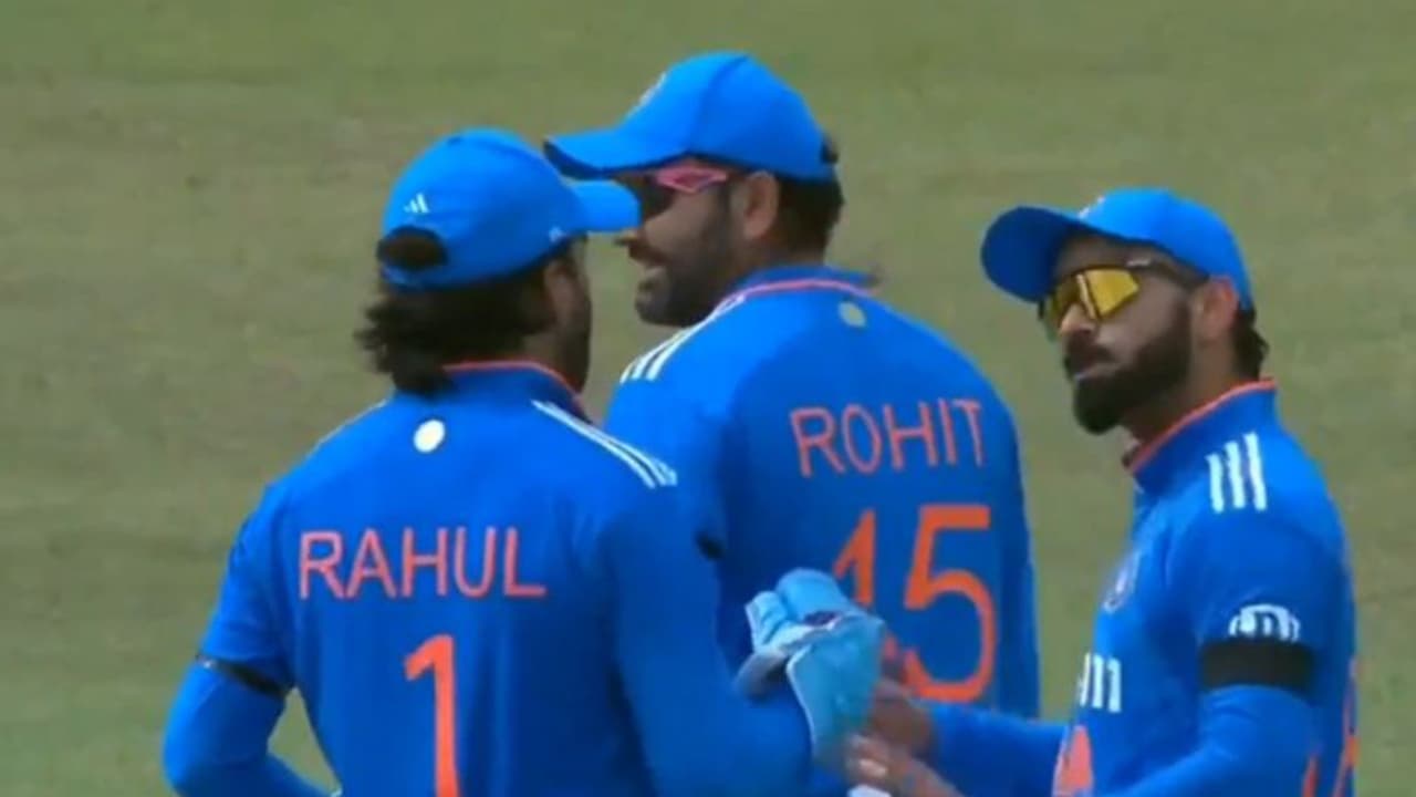 ഐപിഎല് നിയമം ഇവിടെയില്ലേ? ഇന്ത്യ ലങ്ക ഏകദിനത്തിനിടെ വൈഡ് റിവ്യൂ ചെയ്യാന് രോഹിത്തിനെ നിര്ദേശിച്ച് രാഹുല് ഐപിഎല് നിയമം ഇവിടെയില്ലേ? ഇന്ത്യ ലങ്ക ഏകദിനത്തിനിടെ വൈഡ് റിവ്യൂ ചെയ്യാന് രോഹിത്തിനെ നിര്ദേശിച്ച് രാഹുല്