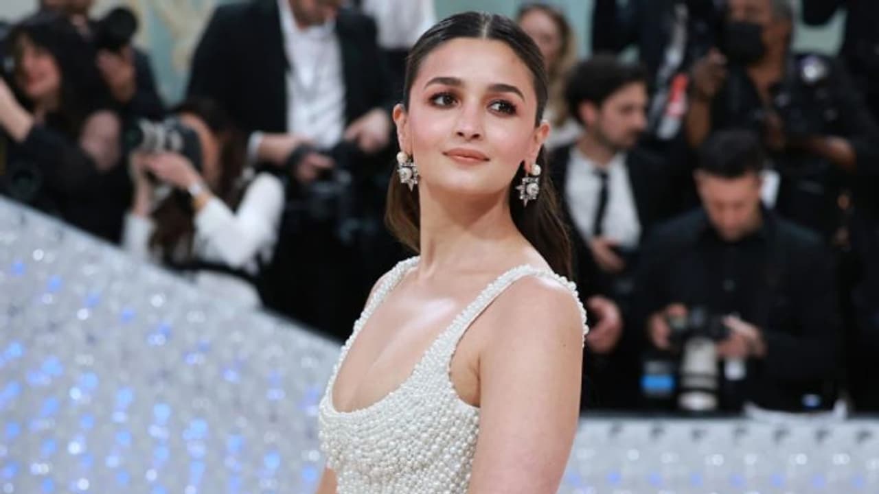 Swachh Bharat Mission: Alia Bhatt joins PM Modi's campaign on Gandhi Jayanti (WATCH) Swachh Bharat Mission: Alia Bhatt joins PM Modi's campaign on Gandhi Jayanti (WATCH)