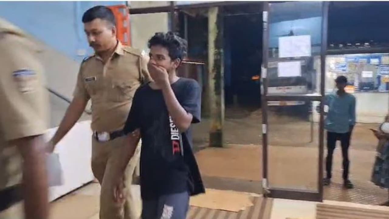 കൂട്ട് പ്രായപൂര്ത്തിയാകാത്ത കുട്ടികൾ, പെരുമ്പാവൂര് കെഎസ്ആര്ടിസി സ്റ്റാൻഡിൽ ബൈക്ക് മോഷ്ടിച്ച 19കാരൻ പിടിയിൽ കൂട്ട് പ്രായപൂര്ത്തിയാകാത്ത കുട്ടികൾ, പെരുമ്പാവൂര് കെഎസ്ആര്ടിസി സ്റ്റാൻഡിൽ ബൈക്ക് മോഷ്ടിച്ച 19കാരൻ പിടിയിൽ