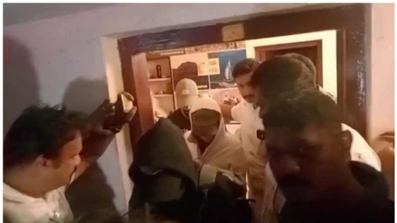 6 മാസമായി വാടകയ്ക്ക് താമസം, ഉദ്യോഗസ്ഥരെത്തിയപ്പോൾ ഒപ്പം 2 വിദേശ വനിതകളും 7 നായ്ക്കളും; ലഹരിക്കേസിൽ അറസ്റ്റ് 6 മാസമായി വാടകയ്ക്ക് താമസം, ഉദ്യോഗസ്ഥരെത്തിയപ്പോൾ ഒപ്പം 2 വിദേശ വനിതകളും 7 നായ്ക്കളും; ലഹരിക്കേസിൽ അറസ്റ്റ്