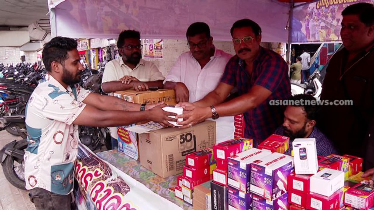 ദുരിതാശ്വാസ ക്യാംപുകളിലേക്ക് മൊബൈൽ ഫോണുകളും സിം കാര്‍ഡുകളും എത്തിക്കാൻ മൊബൈൽ വ്യാപാരികൾ