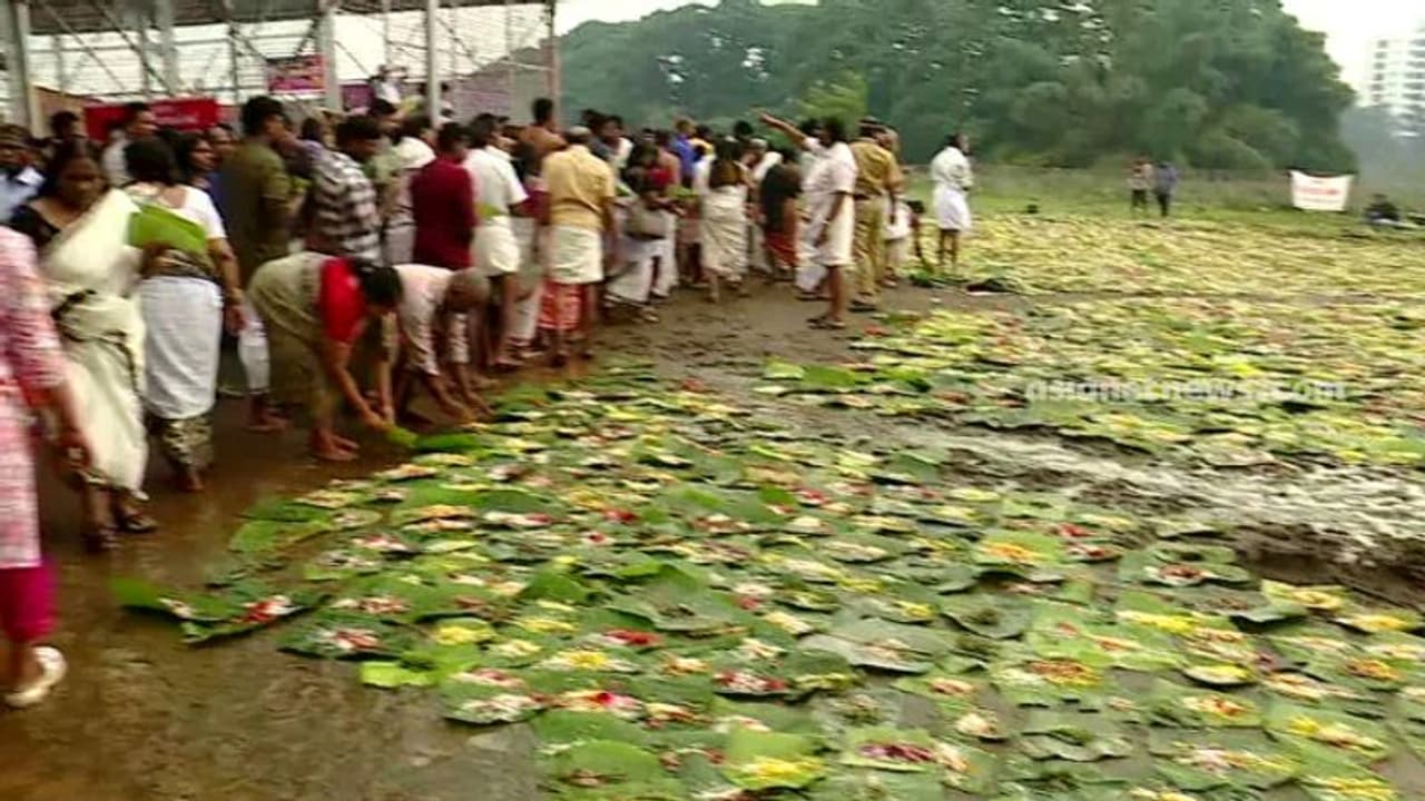 പിതൃപുണ്യമായി ഇന്ന് കർക്കടക വാവ് ബലി: വിശ്വാസികൾ സംസ്ഥാനത്തെമ്പാടും ബലിയർപ്പിക്കുന്നു പിതൃപുണ്യമായി ഇന്ന് കർക്കടക വാവ് ബലി: വിശ്വാസികൾ സംസ്ഥാനത്തെമ്പാടും ബലിയർപ്പിക്കുന്നു
