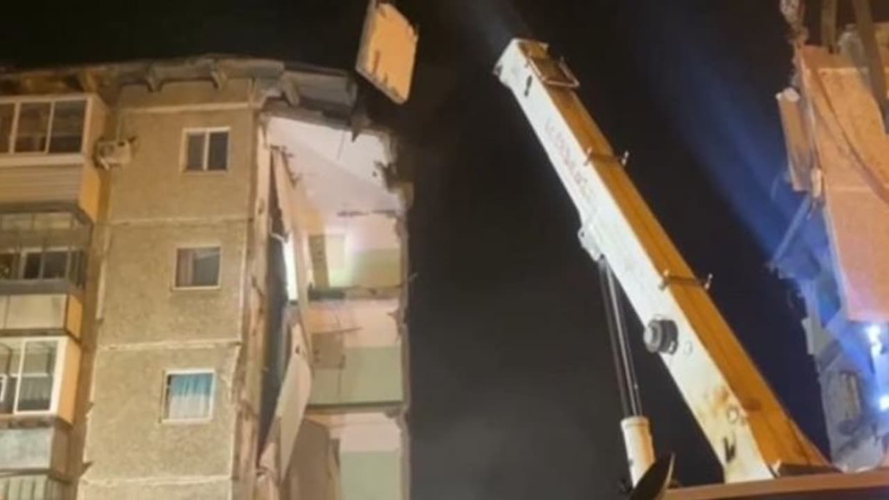 ഗ്യാസ് ലൈൻ പൊട്ടിത്തെറിച്ചു, റഷ്യയിൽ കെട്ടിടം തകർന്ന് വീണ് 10 പേർക്ക് ദാരുണാന്ത്യം, 15 പേക്ക് പരിക്ക്