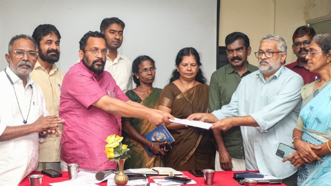 ഉരുള്പൊട്ടലില് വീട് നഷ്ടപ്പെട്ടവര്ക്ക് 10 സെന്റ് സ്ഥലം, കൈത്താങ്ങുമായി ദമ്പതികള്; സാക്ഷ്യപത്രം കൈമാറി ഉരുള്പൊട്ടലില് വീട് നഷ്ടപ്പെട്ടവര്ക്ക് 10 സെന്റ് സ്ഥലം, കൈത്താങ്ങുമായി ദമ്പതികള്; സാക്ഷ്യപത്രം കൈമാറി