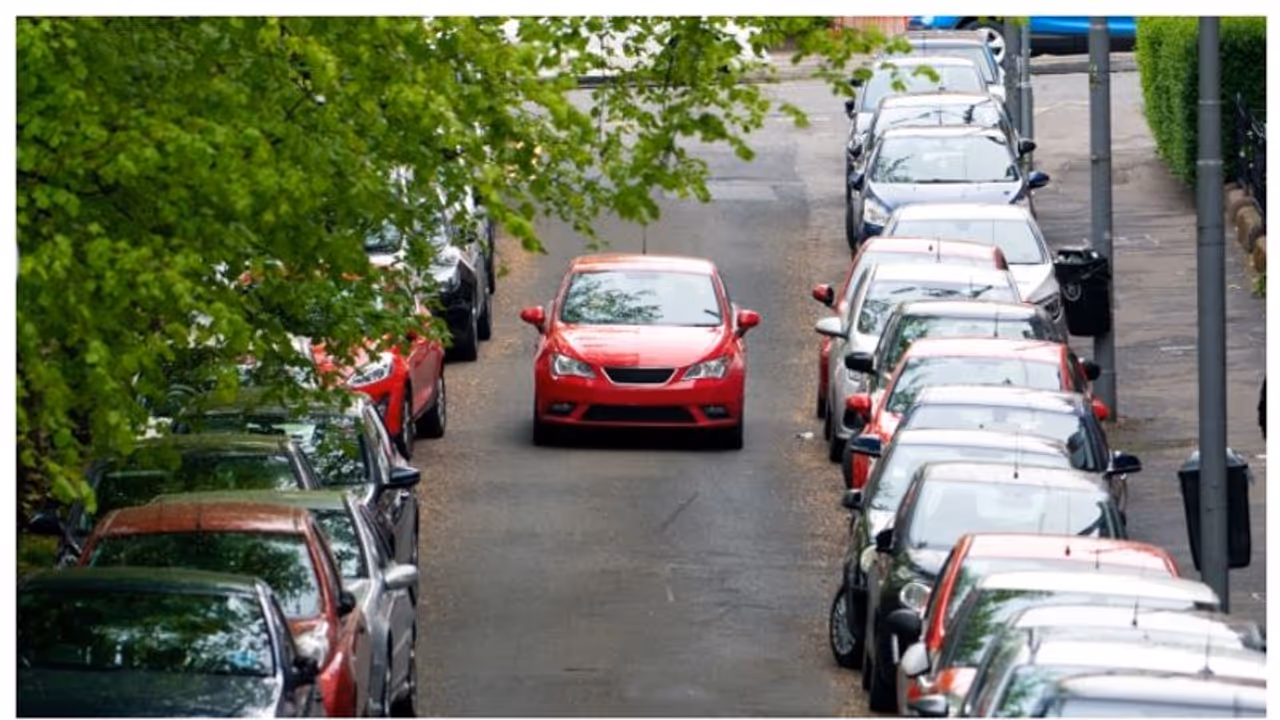 എന്തൊരു പറ്റിക്കൽ, വെറും അരമണിക്കൂർ പാർക്ക് ചെയ്യാൻ 500 രൂപ, പത്തിരട്ടി വാങ്ങുന്നു, കൊള്ളക്കെതിരെ പ്രതിഷേധം