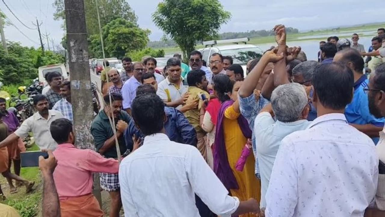 പെരുമ്പുഴ പാടത്തെ വെള്ളം ഒഴുക്കി വിടുന്നതിനെ ചൊല്ലി തർക്കം; ചേരിതിരിഞ്ഞ് വാക്കേറ്റം, സംഘർഷം, പ്രശ്ന പരിഹാരം പെരുമ്പുഴ പാടത്തെ വെള്ളം ഒഴുക്കി വിടുന്നതിനെ ചൊല്ലി തർക്കം; ചേരിതിരിഞ്ഞ് വാക്കേറ്റം, സംഘർഷം, പ്രശ്ന പരിഹാരം