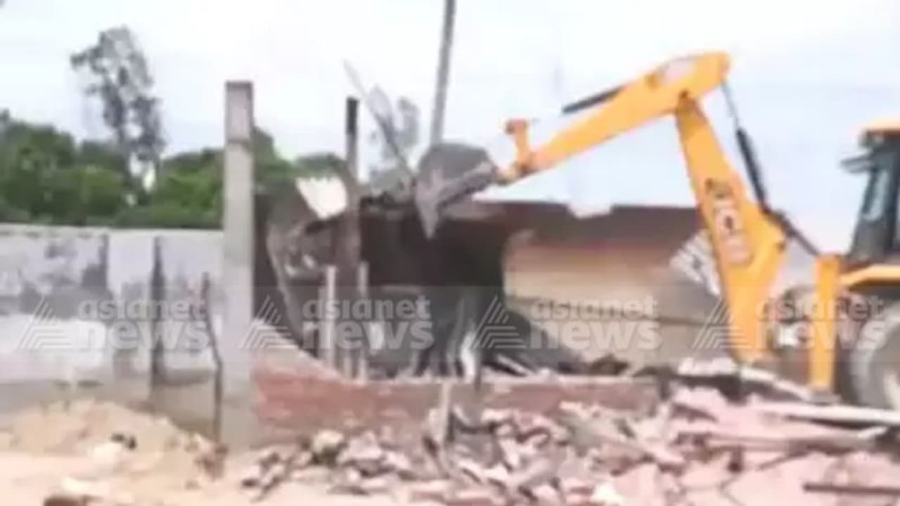 അയോധ്യയിൽ പോക്സോ പീഡന കേസ് പ്രതിയായ സമാജ്വാദി പാർട്ടി നേതാവിൻ്റെ വീട് ബുൾഡോസർ ഉപയോഗിച്ച് തകർത്തു അയോധ്യയിൽ പോക്സോ പീഡന കേസ് പ്രതിയായ സമാജ്വാദി പാർട്ടി നേതാവിൻ്റെ വീട് ബുൾഡോസർ ഉപയോഗിച്ച് തകർത്തു