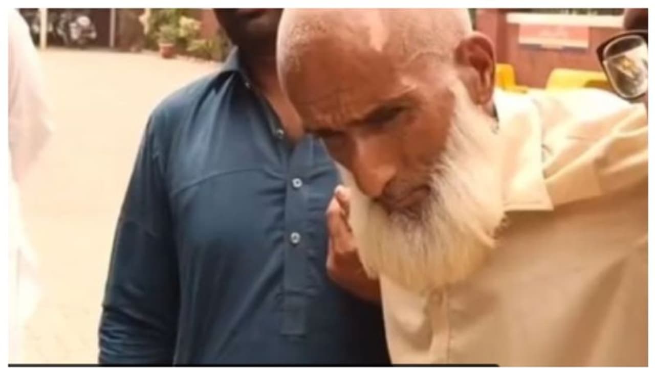 5 ലക്ഷം രൂപയും സൗദി വിസയുള്ള പാസ്പോർട്ടും; വഴിയരികില് അബോധാവസ്ഥയിലായ ഭിക്ഷക്കാരനെ പരിശോധിച്ചവർ ഞെട്ടി 5 ലക്ഷം രൂപയും സൗദി വിസയുള്ള പാസ്പോർട്ടും; വഴിയരികില് അബോധാവസ്ഥയിലായ ഭിക്ഷക്കാരനെ പരിശോധിച്ചവർ ഞെട്ടി