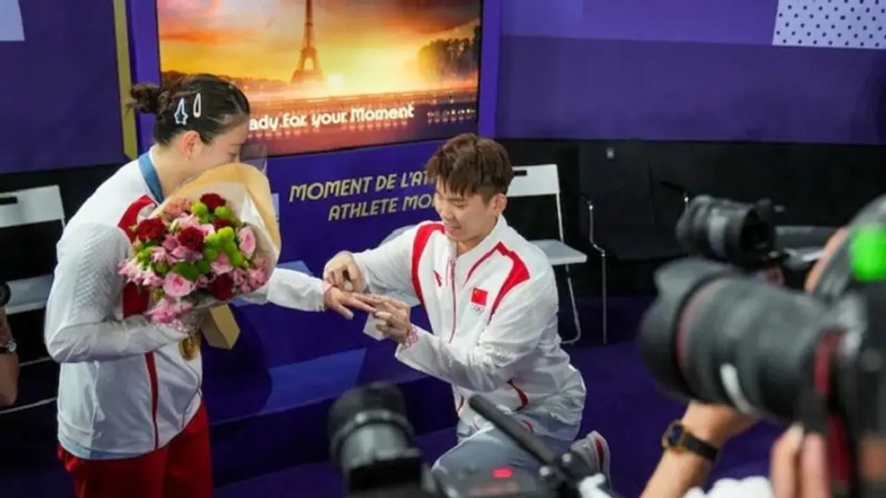 Watch: ಚಿನ್ನ ಗೆದ್ದ ಬೆನ್ನಲ್ಲಿಯೇ ಷಟ್ಲರ್ಗೆ ಪ್ರಪೋಸ್ ಮಾಡಿದ ಇನ್ನೊಬ್ಬ ಷಟ್ಲರ್! Watch: ಚಿನ್ನ ಗೆದ್ದ ಬೆನ್ನಲ್ಲಿಯೇ ಷಟ್ಲರ್ಗೆ ಪ್ರಪೋಸ್ ಮಾಡಿದ ಇನ್ನೊಬ್ಬ ಷಟ್ಲರ್!