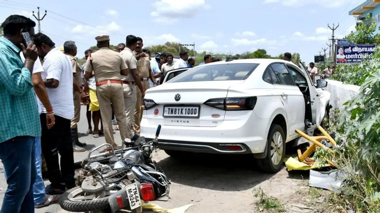 அடக்கடவுளே; ஒட்டுமொத்த குடும்பத்துக்கும் இப்படியா முடிவு இருக்கனும்? விபத்தில் 4 பேர் பலி அடக்கடவுளே; ஒட்டுமொத்த குடும்பத்துக்கும் இப்படியா முடிவு இருக்கனும்? விபத்தில் 4 பேர் பலி