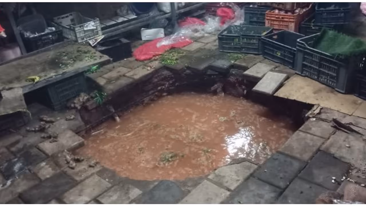 വടകരയിലെ ഷോപ്പിംഗ് കോംപ്ലക്സിനെ നടുക്കി പൊടുന്നനെ കിണർ ഇടിഞ്ഞുതാഴ്ന്നു; ജീവനക്കാരി രക്ഷപ്പെട്ടത് തലനാരിഴക്ക് വടകരയിലെ ഷോപ്പിംഗ് കോംപ്ലക്സിനെ നടുക്കി പൊടുന്നനെ കിണർ ഇടിഞ്ഞുതാഴ്ന്നു; ജീവനക്കാരി രക്ഷപ്പെട്ടത് തലനാരിഴക്ക്