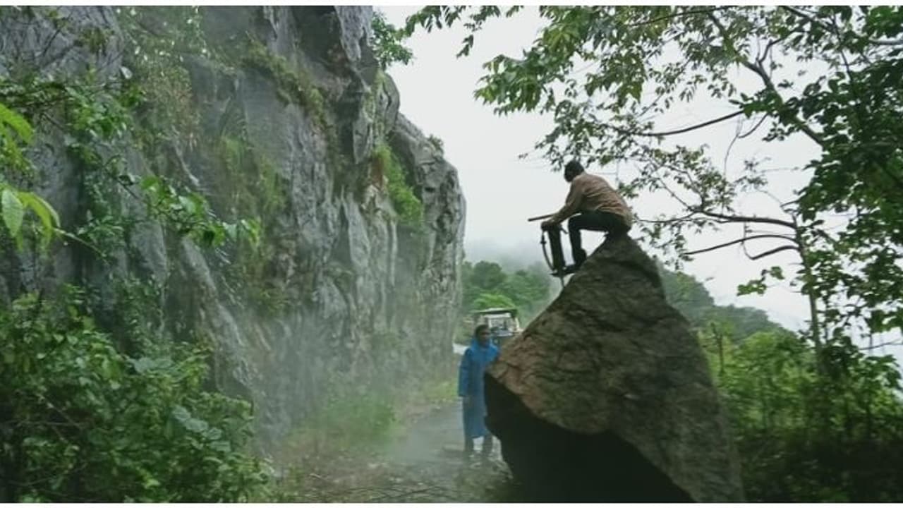 ദേ ഈ ഭീമൻ പാറക്കല്ലാണ് കക്കയം വിനോദ സഞ്ചാരകേന്ദ്രത്തിലേക്കുള്ള റോഡിൽ പൊടുന്നനെ വീണത്, വൻ ദുരന്തം ഒഴിവായി ദേ ഈ ഭീമൻ പാറക്കല്ലാണ് കക്കയം വിനോദ സഞ്ചാരകേന്ദ്രത്തിലേക്കുള്ള റോഡിൽ പൊടുന്നനെ വീണത്, വൻ ദുരന്തം ഒഴിവായി