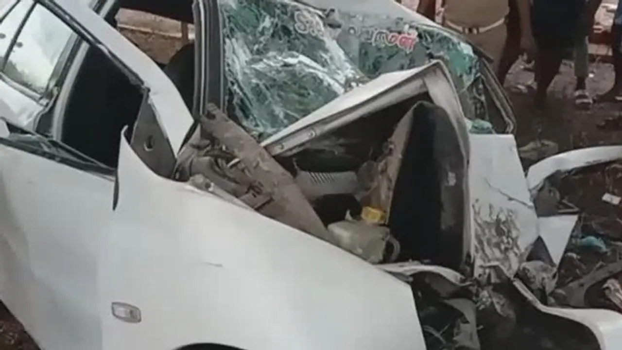 Virudhunagar Car Accident: விருதுநகரில் பயங்கரம்! புளிய மரத்தில் கார் மோதிய விபத்தில் 4 பேர் துடிதுடித்து பலி! Virudhunagar Car Accident: விருதுநகரில் பயங்கரம்! புளிய மரத்தில் கார் மோதிய விபத்தில் 4 பேர் துடிதுடித்து பலி!