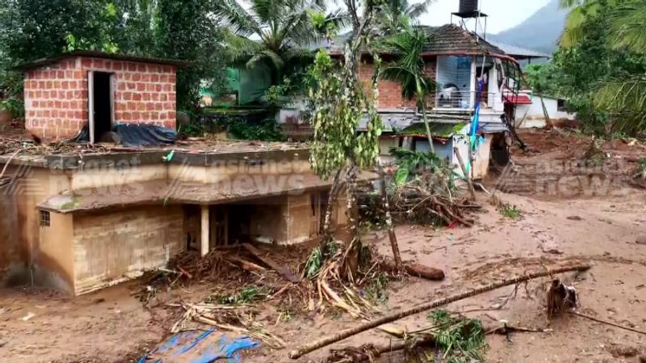 ക്രൂര മനസ്: ദുരന്ത മേഖലയിൽ വീടുകളിൽ മോഷണം; പണവും സ്വർണവും രക്ഷാപ്രവർത്തകരുടെ ആയുധങ്ങളും മോഷ്ടിക്കപ്പെട്ടു ക്രൂര മനസ്: ദുരന്ത മേഖലയിൽ വീടുകളിൽ മോഷണം; പണവും സ്വർണവും രക്ഷാപ്രവർത്തകരുടെ ആയുധങ്ങളും മോഷ്ടിക്കപ്പെട്ടു