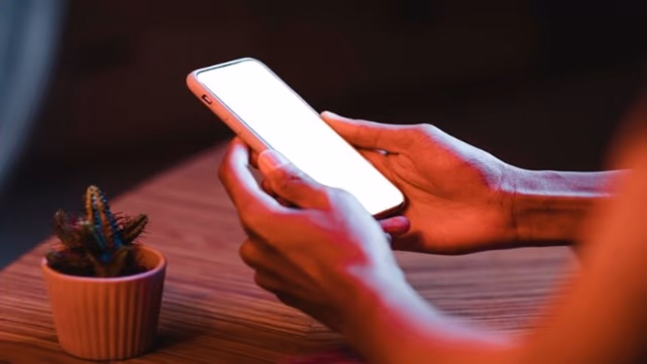 1.5 ലക്ഷത്തിന്റെ ഐഫോണ് കാഷ് ഓണ് ഡെലിവറിയായി ഓർഡർ ചെയ്തു; ഫോണുമായി വന്ന ഡെലിവറി ബോയിയെ കൊന്ന് കനാലിൽ തള്ളി 1.5 ലക്ഷത്തിന്റെ ഐഫോണ് കാഷ് ഓണ് ഡെലിവറിയായി ഓർഡർ ചെയ്തു; ഫോണുമായി വന്ന ഡെലിവറി ബോയിയെ കൊന്ന് കനാലിൽ തള്ളി