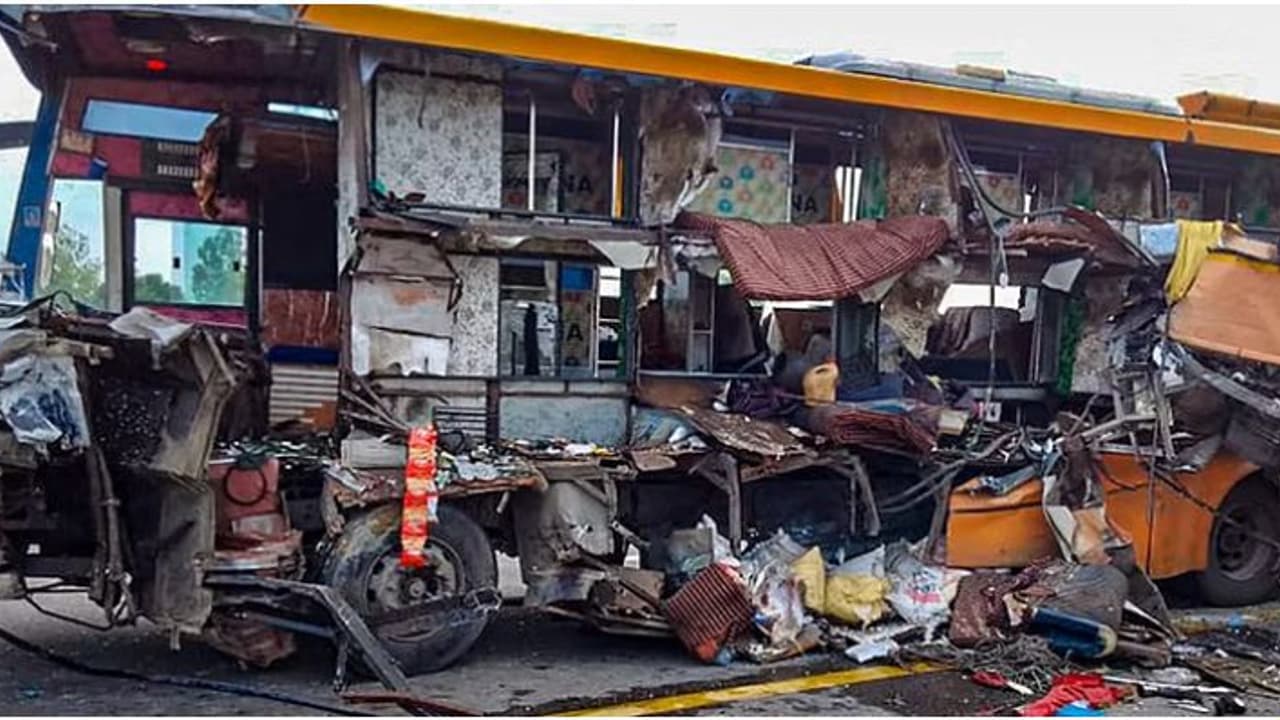 ഡബിൾ ഡെക്കർ ബസും കാറും കൂട്ടിയിടിച്ചു, 7 പേർക്ക് ദാരുണാന്ത്യം, നിരവധി പേർ ആശുപത്രിയിൽ