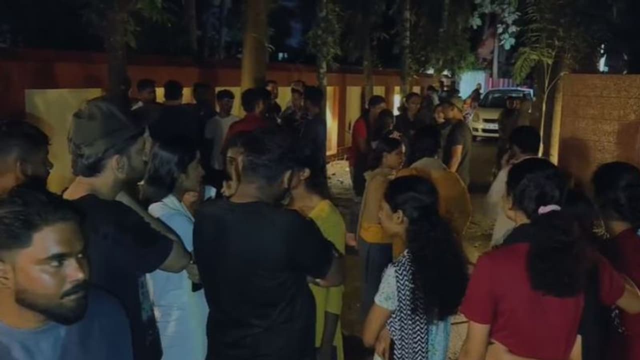 പെണ്‍കുട്ടികളുടെ ഹോസ്റ്റലിൽ രാത്രി അജ്ഞാതൻ അതിക്രമിച്ച് കയറി; നടപടിയെടുക്കാത്തതിൽ വിദ്യാർത്ഥികളുടെ പ്രതിഷേധം