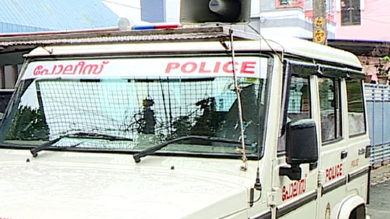 സ്കൂട്ടർ മോഷ്ടിച്ച് ചീറിപ്പാഞ്ഞു, പോസ്റ്റിലിടിച്ച് ഗുരുതര പരിക്ക്, എന്നിട്ടും പൊലീസിന് പിടികൊടുക്കാതെ മുങ്ങി സ്കൂട്ടർ മോഷ്ടിച്ച് ചീറിപ്പാഞ്ഞു, പോസ്റ്റിലിടിച്ച് ഗുരുതര പരിക്ക്, എന്നിട്ടും പൊലീസിന് പിടികൊടുക്കാതെ മുങ്ങി