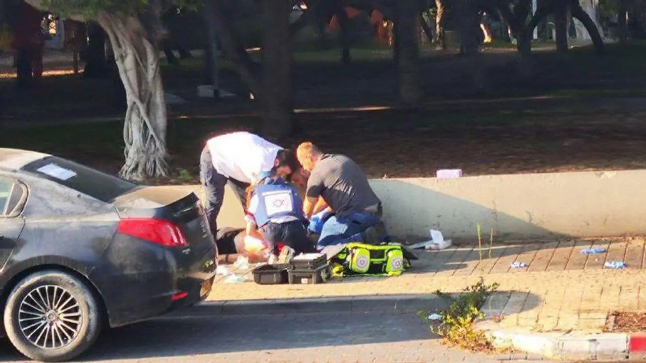 2 dead, 2 injured in terror stabbing spree in Israel's Holon; Palestinian attacker shot dead (WATCH) 2 dead, 2 injured in terror stabbing spree in Israel's Holon; Palestinian attacker shot dead (WATCH)