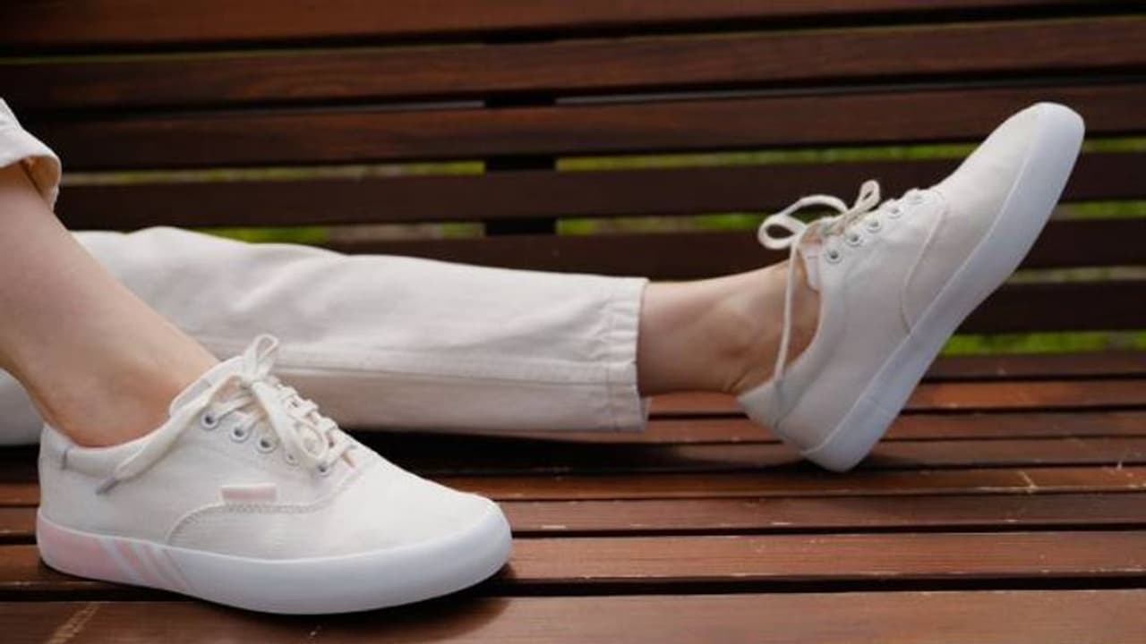 ഫാഷനിലല്ല കാര്യം കംഫർട്ടിൽ, പാർട്ടികളിൽ ഹൈഹീലുകൾ ഔട്ട്, സ്നീക്കേഴ്സ് ഇൻ