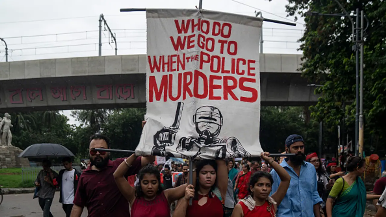 ബംഗ്ലാദേശിൽ വീണ്ടും കലാപം: തെരുവിൽ ഏറ്റുമുട്ടി ഭരണ പ്രതിപക്ഷ കക്ഷികൾ, 97 മരണം; യാത്രാ വിലക്കി ഇന്ത്യ ബംഗ്ലാദേശിൽ വീണ്ടും കലാപം: തെരുവിൽ ഏറ്റുമുട്ടി ഭരണ പ്രതിപക്ഷ കക്ഷികൾ, 97 മരണം; യാത്രാ വിലക്കി ഇന്ത്യ