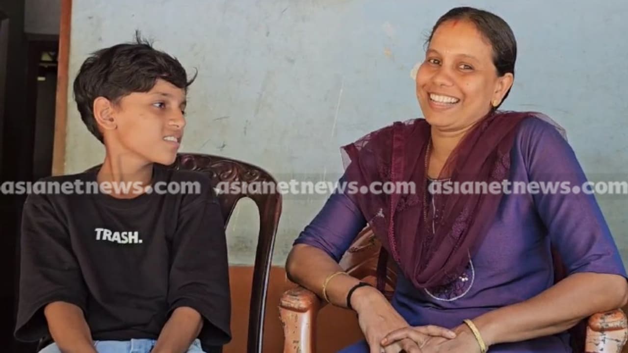 അമ്മയും സഹോദരിയും കുളത്തിൽ മുങ്ങിത്താണു, നിലവിളി കേട്ട് ഓടിയെത്തിയ ശ്രീകാന്തിന്റെ ധീരത; 2 പേരെയും രക്ഷിച്ചു അമ്മയും സഹോദരിയും കുളത്തിൽ മുങ്ങിത്താണു, നിലവിളി കേട്ട് ഓടിയെത്തിയ ശ്രീകാന്തിന്റെ ധീരത; 2 പേരെയും രക്ഷിച്ചു