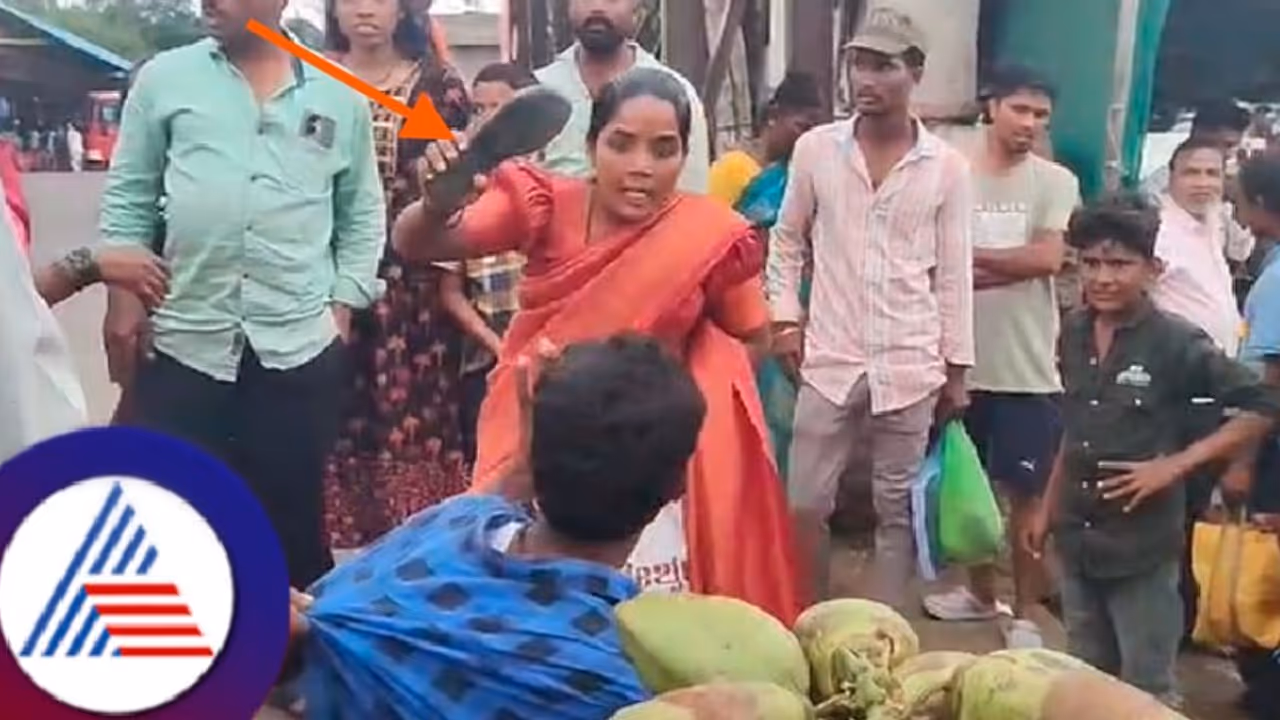 ಕಣ್ಣು ಹೊಡೆದು ಚುಡಾಯಿಸಿದ ಕುಡುಕ; ರೊಚ್ಚಿಗೆದ್ದ ಮಹಿಳೆಯಿಂದ ಚಪ್ಪಲಿ ಏಟು! ಕಣ್ಣು ಹೊಡೆದು ಚುಡಾಯಿಸಿದ ಕುಡುಕ; ರೊಚ್ಚಿಗೆದ್ದ ಮಹಿಳೆಯಿಂದ ಚಪ್ಪಲಿ ಏಟು!