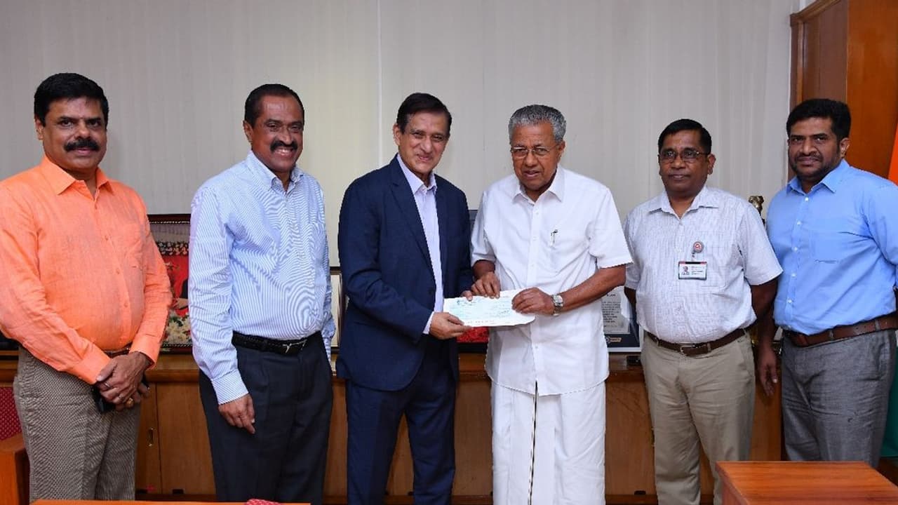 കിംസ്ഹെൽത്ത് മുഖ്യമന്ത്രിയുടെ ദുരിതാശ്വാസ നിധിയിലേക്ക് ഒരു കോടി രൂപ കൈമാറി കിംസ്ഹെൽത്ത് മുഖ്യമന്ത്രിയുടെ ദുരിതാശ്വാസ നിധിയിലേക്ക് ഒരു കോടി രൂപ കൈമാറി