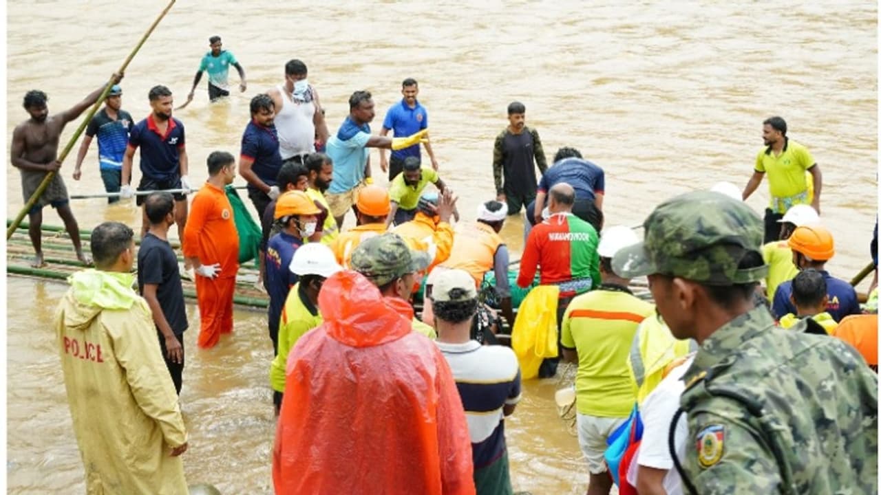 ഇതുവരെ ലഭിച്ചത് 75 മൃതദേഹങ്ങളും 158 ശരീരഭാഗങ്ങളും; മരിച്ചവർ ഒഴുകുന്ന പുഴയായി ചാലിയാർ ഇതുവരെ ലഭിച്ചത് 75 മൃതദേഹങ്ങളും 158 ശരീരഭാഗങ്ങളും; മരിച്ചവർ ഒഴുകുന്ന പുഴയായി ചാലിയാർ