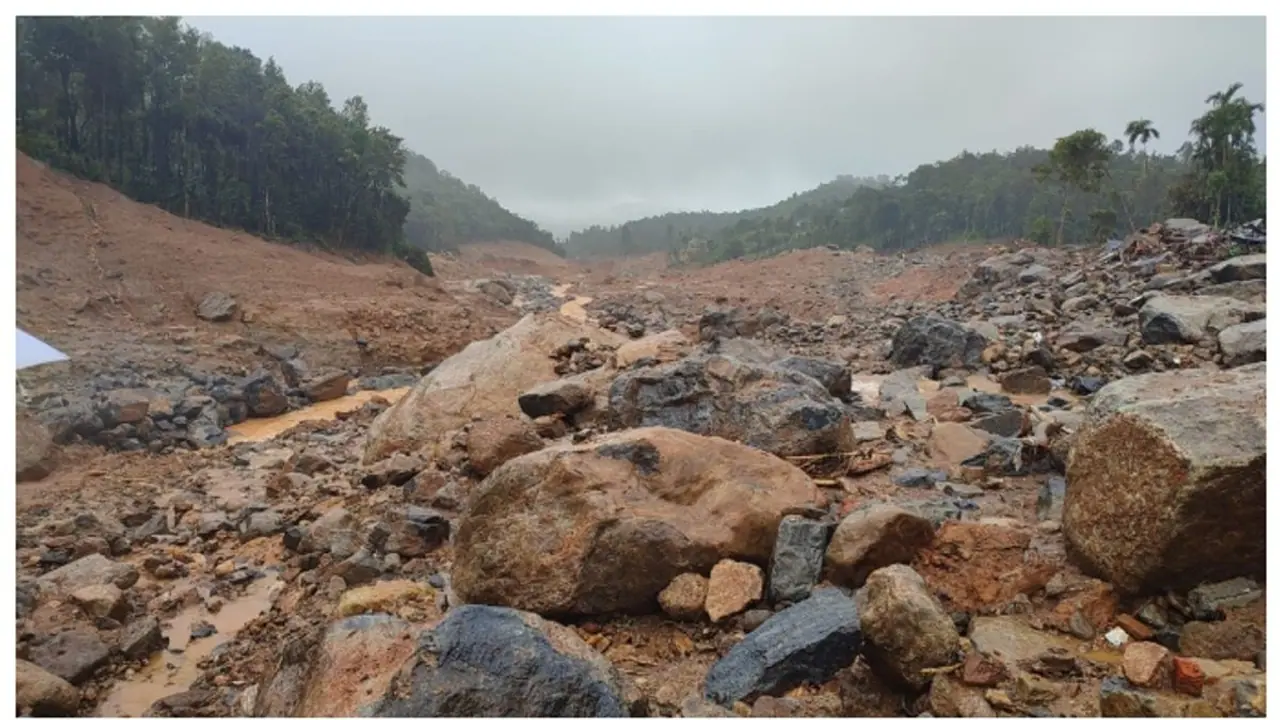 ഒലിച്ച് പോയത് 215 കെട്ടിടങ്ങള്‍; ഉരുള്‍പൊട്ടലിന് മുമ്പും പിമ്പുമുള്ള ചിത്രങ്ങള്‍ പങ്കുവച്ച് റോയിറ്റേഴ്സ് 