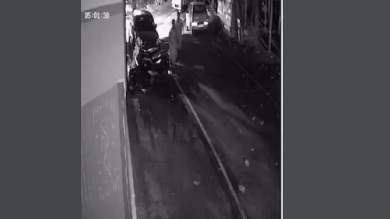 ബെംഗളൂരുവിൽ പ്രഭാത നടത്തത്തിന് പോയ യുവതിക്ക് നേരെ ലൈംഗികാതിക്രമം, അക്രമിയുടെ ദൃശ്യം സിസിടിവിയിൽ ബെംഗളൂരുവിൽ പ്രഭാത നടത്തത്തിന് പോയ യുവതിക്ക് നേരെ ലൈംഗികാതിക്രമം, അക്രമിയുടെ ദൃശ്യം സിസിടിവിയിൽ