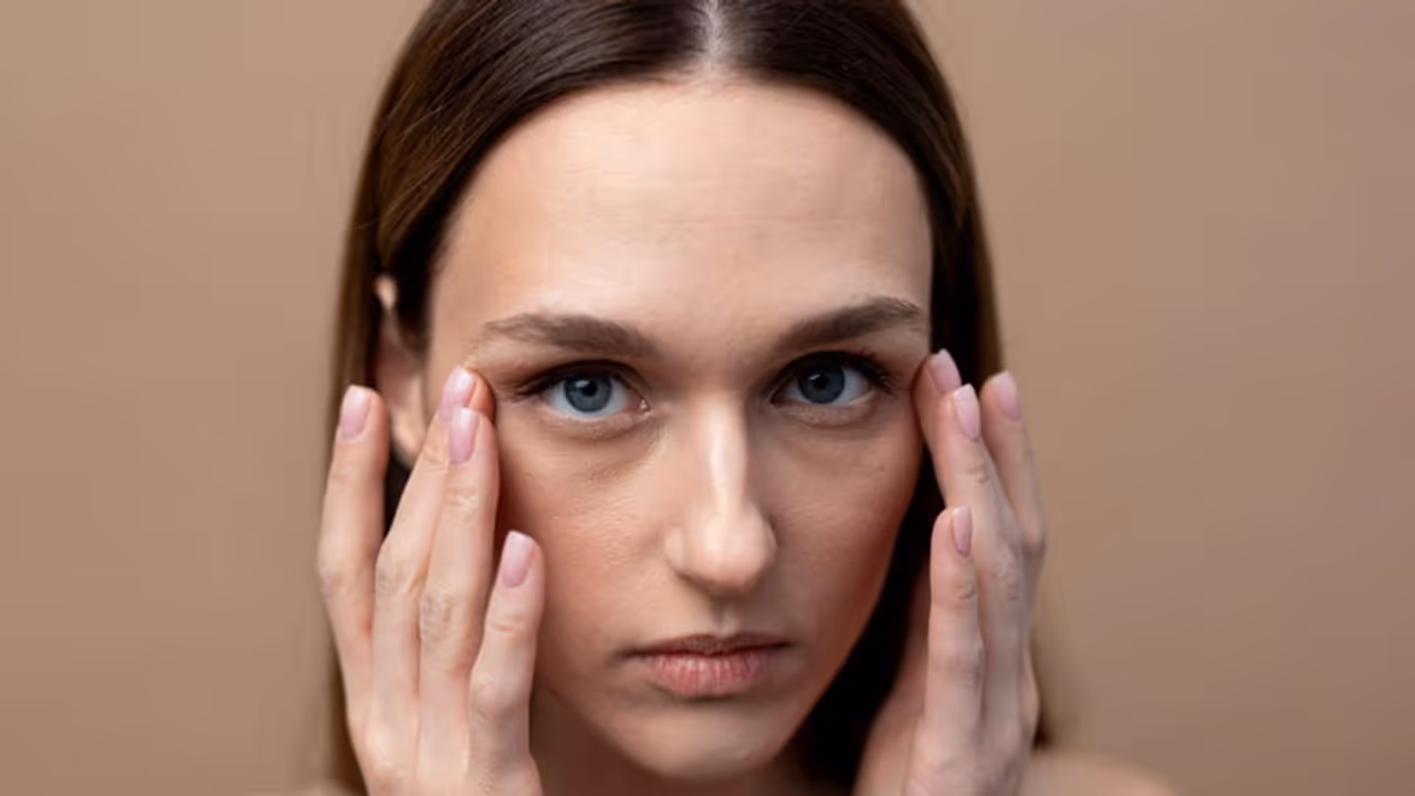 കണ്ണിന് ചുറ്റുമുള്ള കറുത്ത പാടുകള് മാറ്റാന് വീട്ടില് പരീക്ഷിക്കാം ഈ ടിപ്സുകള് കണ്ണിന് ചുറ്റുമുള്ള കറുത്ത പാടുകള് മാറ്റാന് വീട്ടില് പരീക്ഷിക്കാം ഈ ടിപ്സുകള്