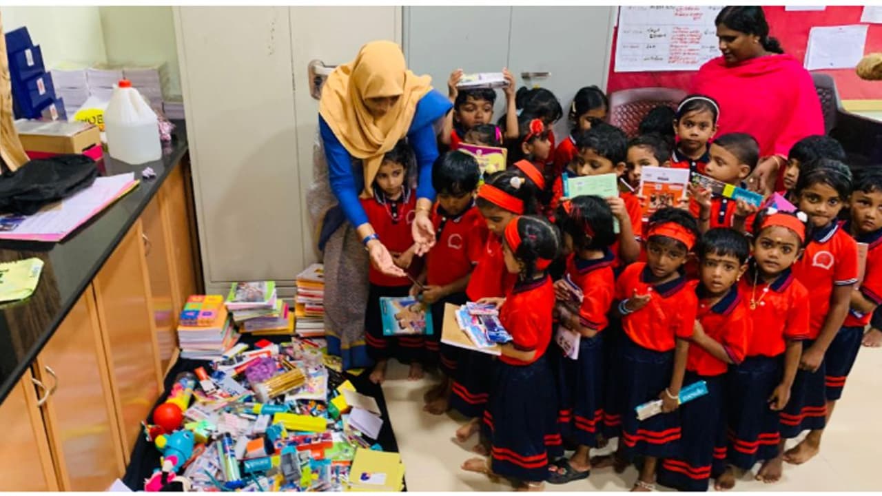 ഷെറീന ടീച്ചറുടെ ഒരൊറ്റ വോയിസ് മെസേജ്; വയനാട്ടിലെ കുട്ടികൾക്ക് പഠനോപകരണങ്ങൾ നൽകി കുരുന്നുകളുടെ കൈത്താങ്ങ് ഷെറീന ടീച്ചറുടെ ഒരൊറ്റ വോയിസ് മെസേജ്; വയനാട്ടിലെ കുട്ടികൾക്ക് പഠനോപകരണങ്ങൾ നൽകി കുരുന്നുകളുടെ കൈത്താങ്ങ്