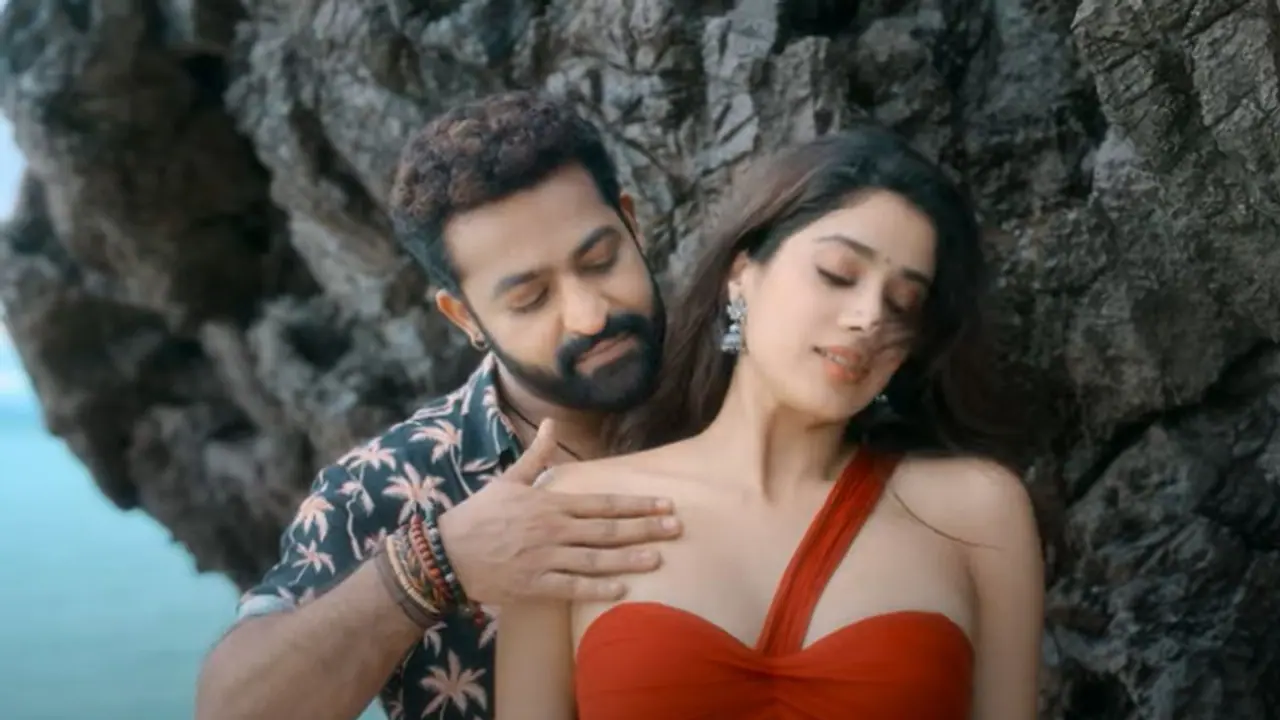 ఎన్టీఆర్ జాన్వీ సోప్ యాడ్ లో నటించారా? సాంగ్ ని ఓ రేంజ్ లో ట్రోల్ చేస్తున్నారుగా! ఎన్టీఆర్ జాన్వీ సోప్ యాడ్ లో నటించారా? సాంగ్ ని ఓ రేంజ్ లో ట్రోల్ చేస్తున్నారుగా!