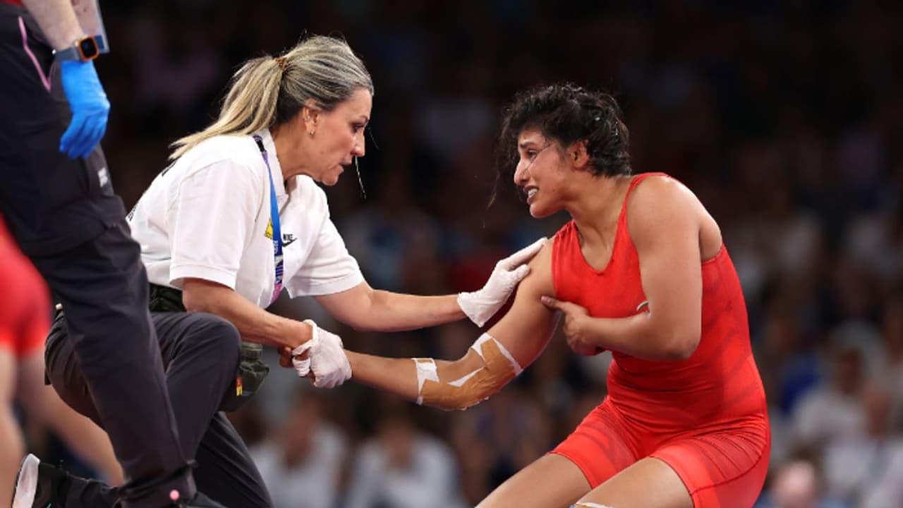 ഒളിംപിക്സിലെ സങ്കടക്കടലായി നിഷ ദഹിയ; തോളിളകി കണ്ണീരോടെ പുറത്ത് ഒളിംപിക്സിലെ സങ്കടക്കടലായി നിഷ ദഹിയ; തോളിളകി കണ്ണീരോടെ പുറത്ത്