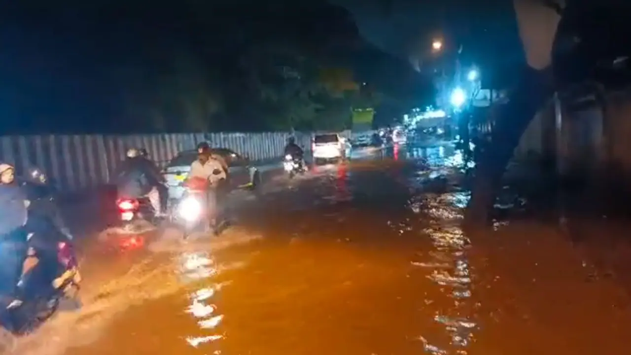 ಭಾರಿ ಮಳೆಯಿಂದ ಕೆರೆಯಂತಾಗಿರುವ ಬೆಂಗಳೂರಿಗೆ ಯೆಲ್ಲೋ ಅಲರ್ಟ್, ಮುಂದಿನ 3 ಗಂಟೆ ಎಚ್ಚರಿಕೆ!