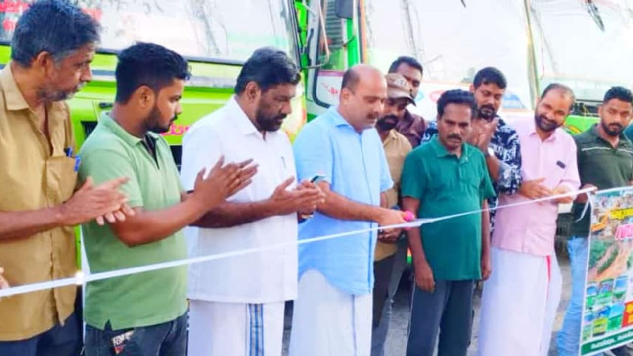 'കരളുറപ്പോടെ കൈകോർക്കാം'; വയനാടിന്‍റെ കണ്ണീരൊപ്പാൻ മണ്ണഞ്ചേരിയിലെ സ്വകാര്യ ബസ്സുടമകളും ജീവനക്കാരും